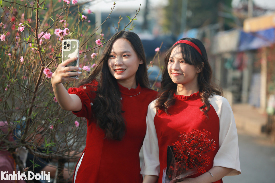 Áo dài: Là biểu tượng của sự thanh lịch và quyến rũ, áo dài Việt Nam là điều không thể thiếu trong bộ sưu tập thời trang của bạn. Bức ảnh sẽ cho bạn những gợi ý về cách mix và match áo dài với các phụ kiện khác, để giúp bạn trở nên thật sự nổi bật và đẳng cấp.