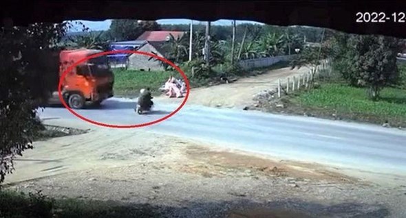Tai nạn giao thông hôm nay (16/12): Xe máy bị cuốn vào gầm đầu kéo - Ảnh 3