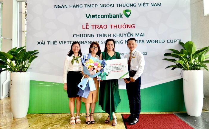 Các giải thưởng giá trị đã được trao tặng cho chủ thẻ quốc tế Vietcombank - Ảnh 2