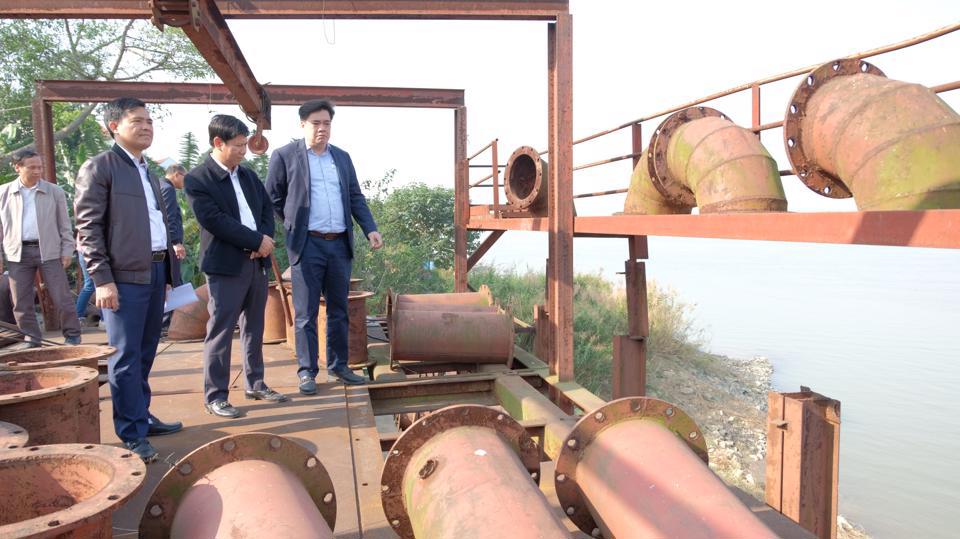 Đoàn công tác của SởNN&PTNTHàNội kiểm tra hiện trạng công trình trạm bơm dã chiến BáGiang. Ảnh: Lâm Nguyễn
