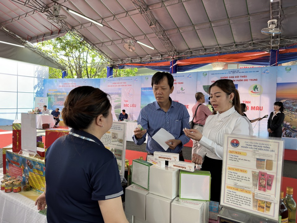 Hội chợ du lịch tại chương tr&igrave;nh hội nghị li&ecirc;n kết TP Hồ Ch&iacute; Minh v&agrave; 13 tỉnh, th&agrave;nh ĐBSCL