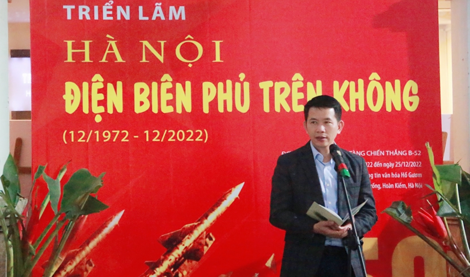 Chủ tịch UBND quận Ho&agrave;n Kiếm ph&aacute;t biểu khai mạc
