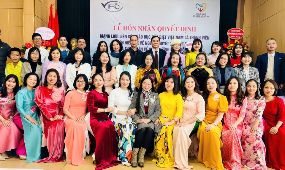 Các thành viên tham dự Lễ ra mắt Mạng lưới liên kết giáo dục đặc biệt Việt Nam 