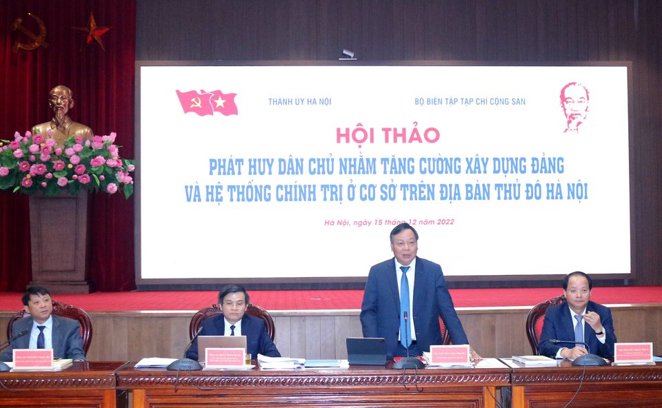Phó Bí thư Thành ủy Hà Nội Nguyễn Văn Phong phái biểu tại hội thảo.