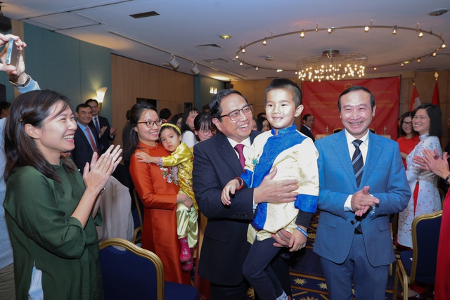 Thủ tướng Phạm Minh Ch&iacute;nh gặp gỡ cộng đồng người Việt Nam tại Luxembourg.