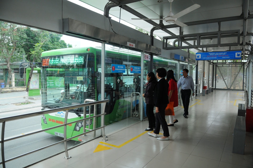 Xe buýt nhanh hoạt động trên phố Láng Hạ, Hà Nội. Ảnh: Công Hùng