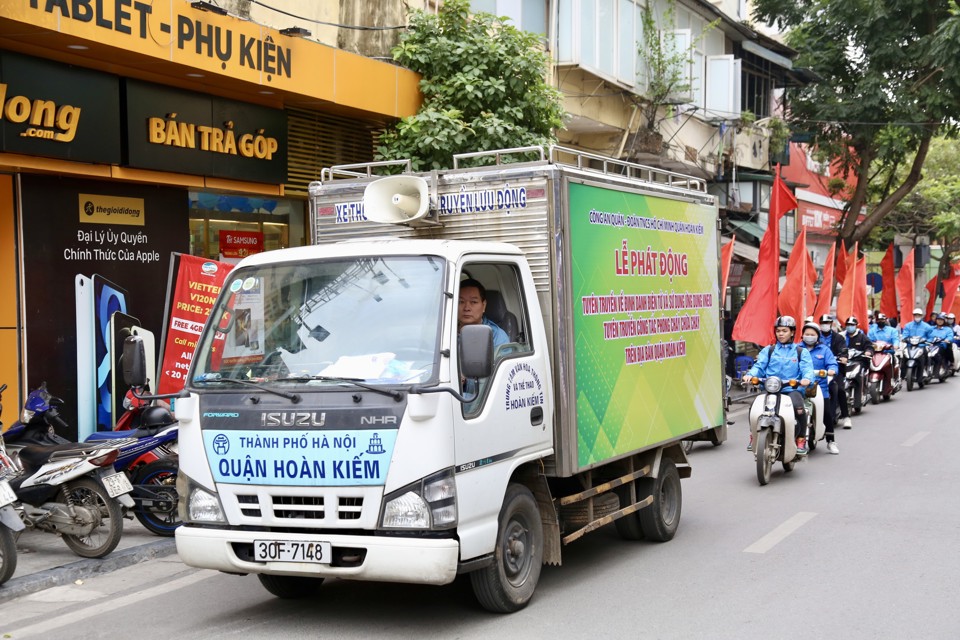 Đo&agrave;n xe tuy&ecirc;n truyền diễu h&agrave;nh qua c&aacute;c tuyến phố tr&ecirc;n địa b&agrave;n quận.