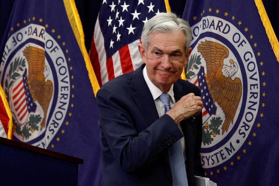 Chủ tịch Cục Dự trữ Liên bang Mỹ Jerome Powell rời cuộc họp báo ở Washington, hôm 14/12. Ảnh: Reuters