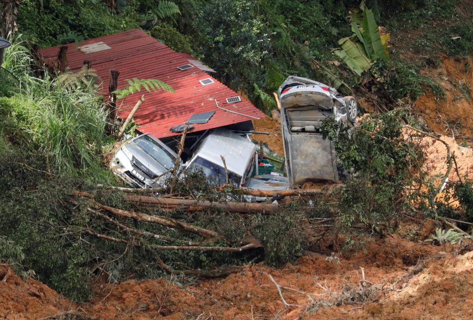 Hiện trường vụ lở đất tại một khu cắm trại ở thị trấn Batang Kali, bang Selangor, Malaysia h&ocirc;m 16/12 khiến 24 người thiệt mạng. Ảnh: Reuters