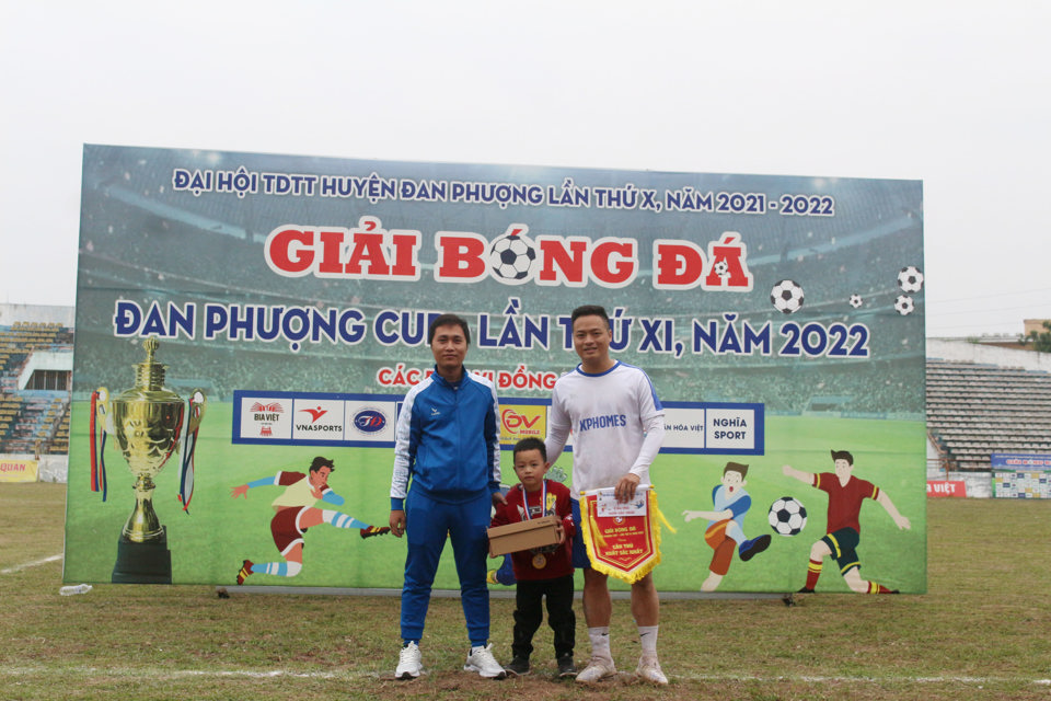 Trao giải&nbsp;cầu thủ xuất sắc nhất cho cầu thủ Nguyễn Đăng Trung (đội b&oacute;ng x&atilde; T&acirc;n Lập).