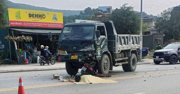 Tai nạn giao thông mới nhất (18/12): Hai người tử vong sau khi đâm xe tải - Ảnh 2
