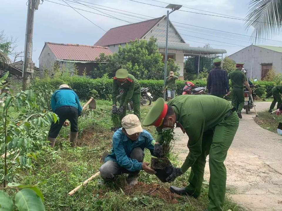 C&ocirc;ng an tỉnh Đồng Nai gi&uacute;p d&acirc;n trồng hoa ven c&aacute;c tuyến đường n&ocirc;ng th&ocirc;n mới ở x&atilde; ĐakLua, huyện T&acirc;n Ph&uacute;, th&aacute;ng 12/2022.