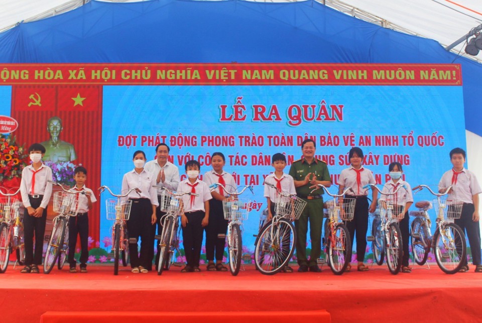 C&ocirc;ng an tỉnh Đồng Nai trao xe đạp cho c&aacute;c em học sinh c&oacute; ho&agrave;n cảnh kh&oacute; khăn học giỏi, sống tốt tại huyện T&acirc;n Ph&uacute;, tỉnh Đồng Nai.