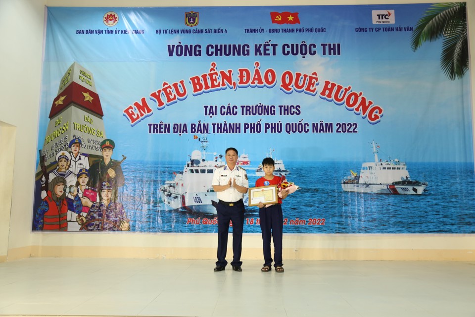 Đại diện ban tổ chức tặng hoa và quà cho học sinh đạt giải nhất cuộc thi