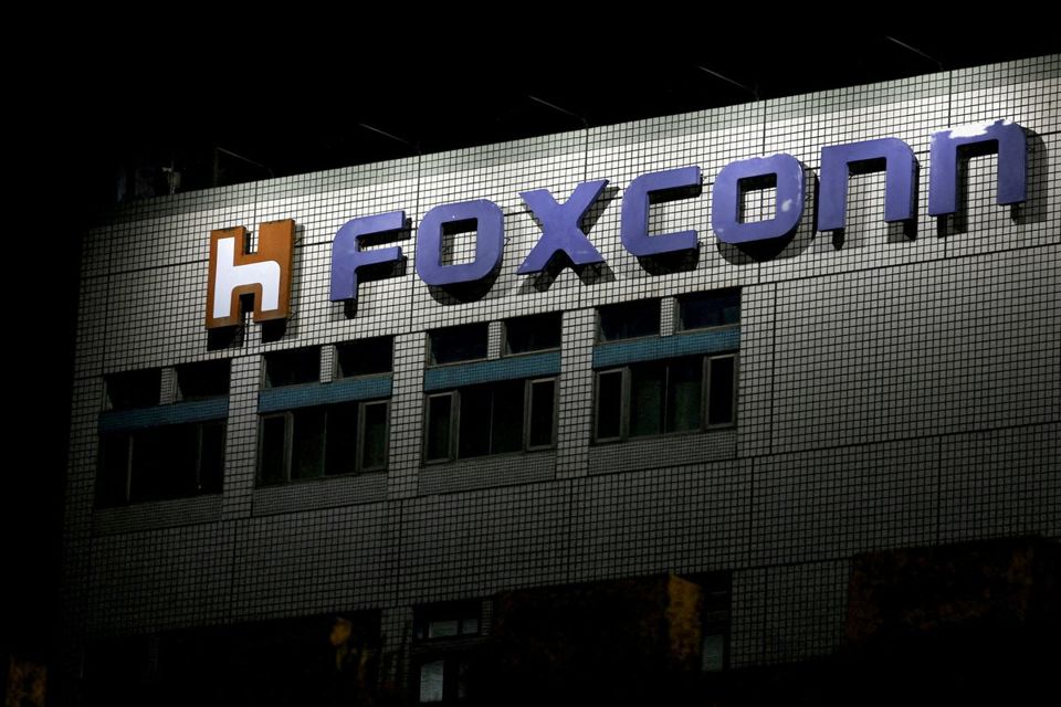 Logo của Foxconn b&ecirc;n ngo&agrave;i một t&ograve;a nh&agrave; ở Đ&agrave;i Bắc, Đ&agrave;i Loan ng&agrave;y 10/11/2022. Ảnh: REUTERS/Ann Wang