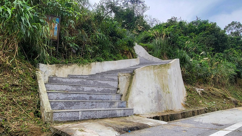 Người d&acirc;n địa phương thường gọi di t&iacute;ch l&agrave; "cổng trời" - nghĩa l&agrave; điểm cao nhất của v&ugrave;ng đất n&agrave;y. Họ quan niệm l&ecirc;n đến Ho&agrave;nh Sơn Quan l&agrave; c&oacute; thể chạm tay đến bầu trời.