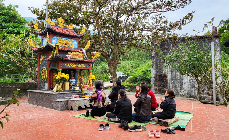 Nhiều du kh&aacute;ch đặt ch&acirc;n đến Ho&agrave;nh Sơn Quan để chi&ecirc;m ngưỡng vẻ đẹp h&ugrave;ng vĩ của thi&ecirc;n nhi&ecirc;n v&agrave; kỳ quan m&agrave; &ocirc;ng cha ta đ&atilde; d&agrave;y c&ocirc;ng x&acirc;y dựng. Ngo&agrave;i ra, đ&acirc;y c&ograve;n l&agrave; một địa điểm t&acirc;m linh kh&aacute; nổi tiếng, tương truyền đ&acirc;y l&agrave; nơi Th&aacute;nh Mẫu Liễu Hạnh gi&aacute;ng thế đầu ti&ecirc;n.