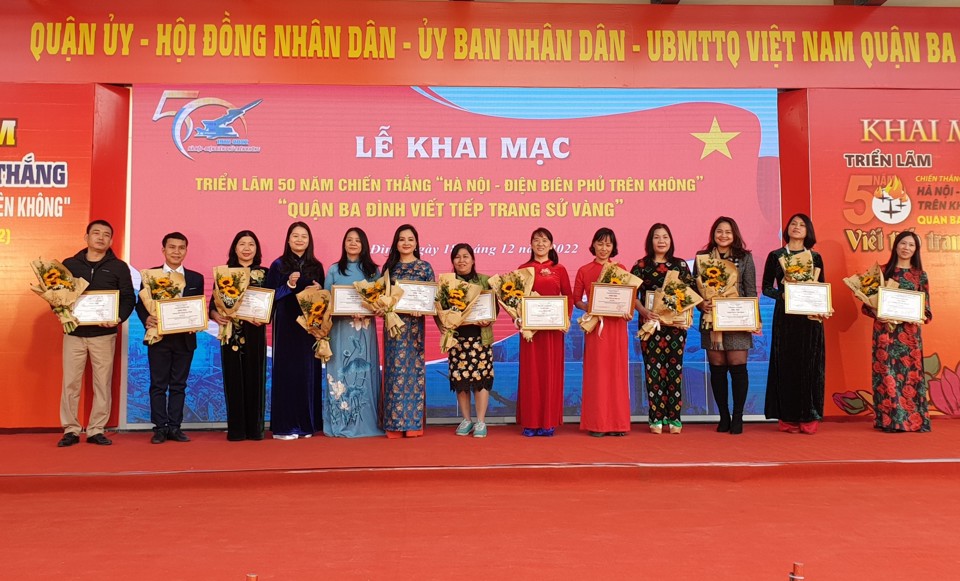 Phó Chủ tịch UBND quận Ba Đình Phạm Thị Diễm trao giải cho 12 tập thể nhà trường đạt thành tích cao trong Cuộc thi vẽ tranh