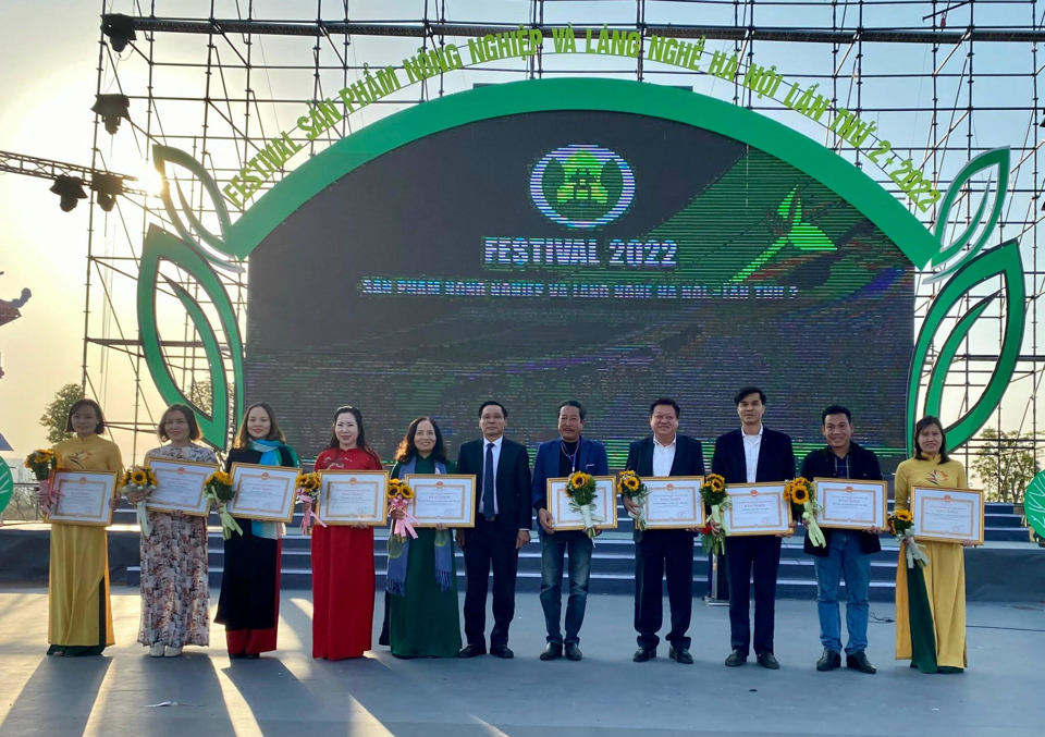 Gi&aacute;m đốc Sở NN&amp;PTNT H&agrave; Nội Chu Ph&uacute; Mỹ - Trưởng Ban tổ chức Festival trao thưởng cho c&aacute;c c&aacute; nh&acirc;n trong lễ bế mạc Festival chiều 18/12. Ảnh: &Aacute;nh Ngọc