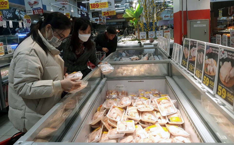 Người tiêu dùng chọn mua các sản phẩm thịt gà