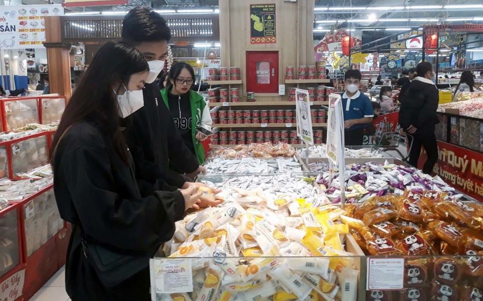 Người tiêu dùng mua bánh kẹo Tết tại siêu thị Big C. Ảnh: Hoài Nam