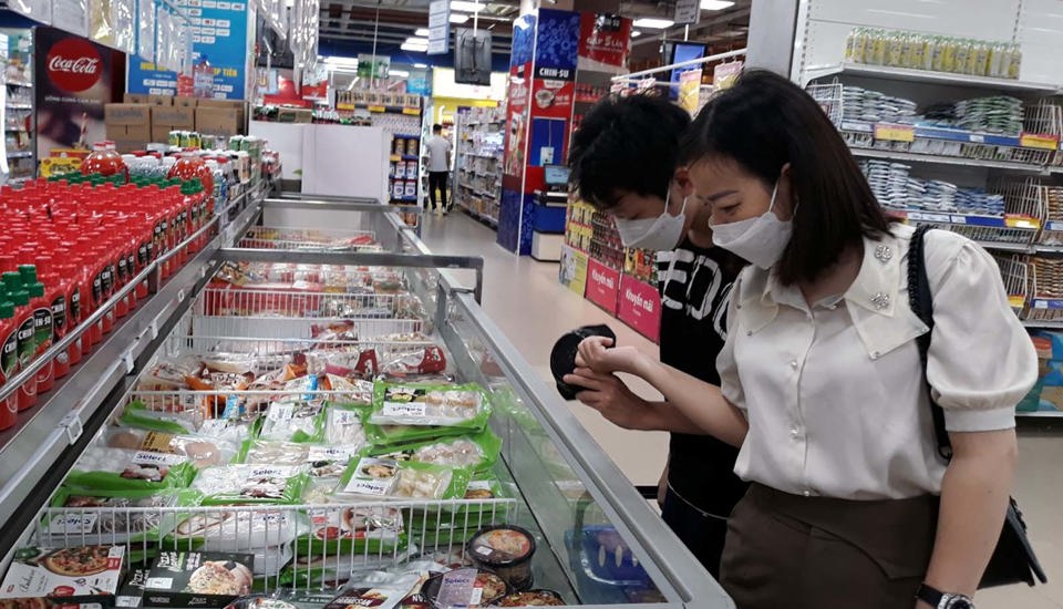 Người tiêu dùng mua thực phẩm tại siêu thị Co.opmart. Ảnh: Hoài Nam