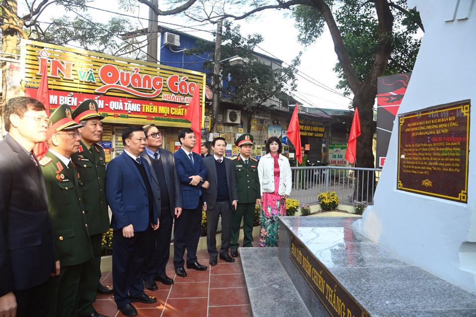 Bí thư Thành ủy Đinh Tiến Dũng cùng đoàn thăm “Bia lưu niệm chiến thắng B.52”. Ảnh: Thanh Hải