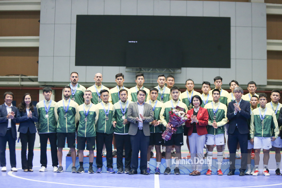 Ban Tổ chức trao HCB cho đội TP Hồ Ch&iacute; Minh.
