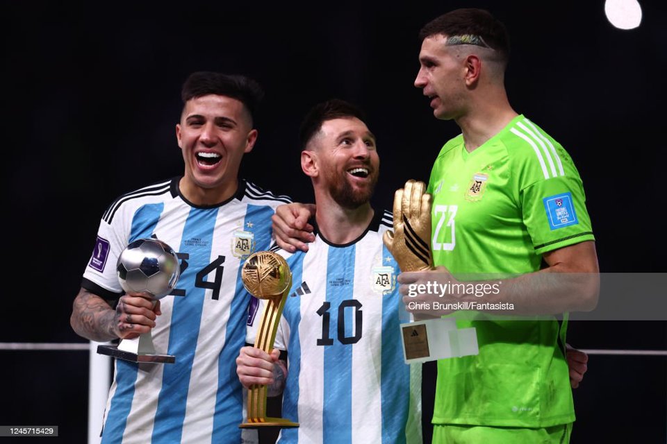C&ugrave;ng với Messi, hai người đồng đội kh&aacute;c l&agrave;&nbsp;Emiliano Martinez nhận danh hiệu t&nbsp;hủ m&ocirc;n xuất sắc nhất v&agrave; cầu thủ trẻ xuất sắc nhất thuộc về Enzo Fernandez.