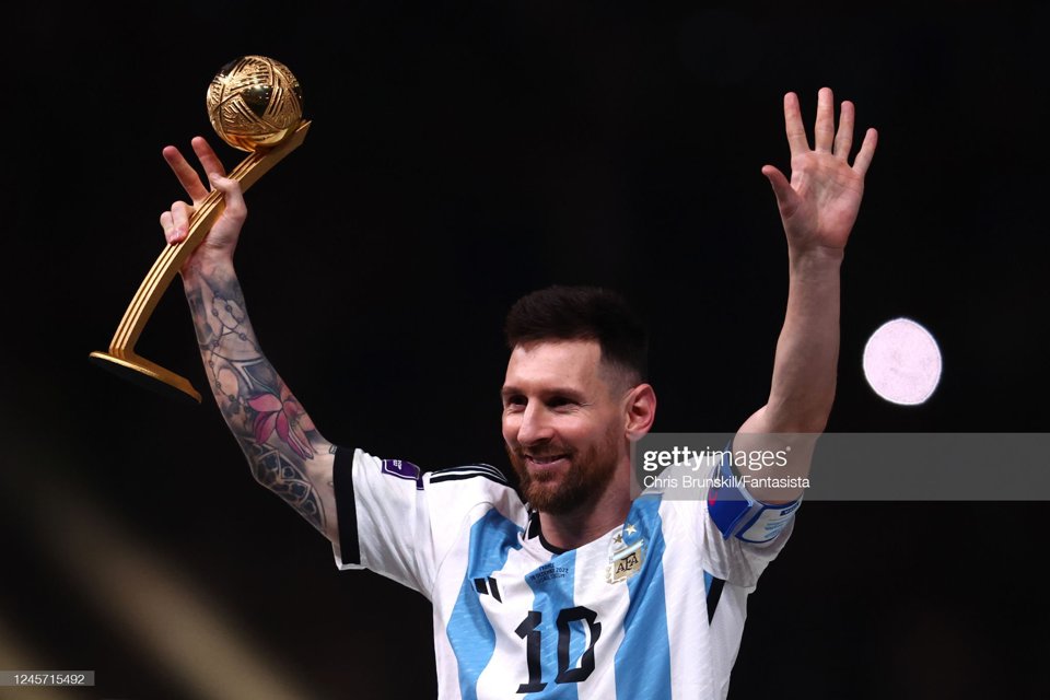 Lionel Messi gi&agrave;nh danh hiệu Quả B&oacute;ng V&agrave;ng - Cầu thủ xuất sắc nhất World Cup. Đ&acirc;y l&agrave; lần thứ 2 cầu thủ người Argentina gi&agrave;nh danh hiệu n&agrave;y.