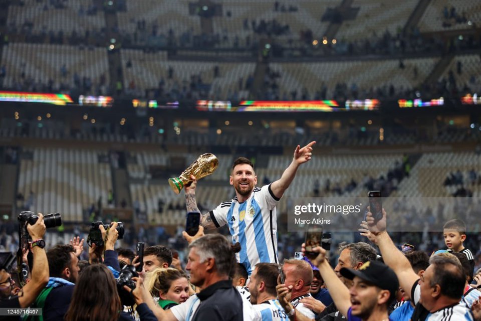 Messi x&ocirc; đổ h&agrave;ng loạt kỷ lục sau khi v&ocirc; địch World Cup 2022.