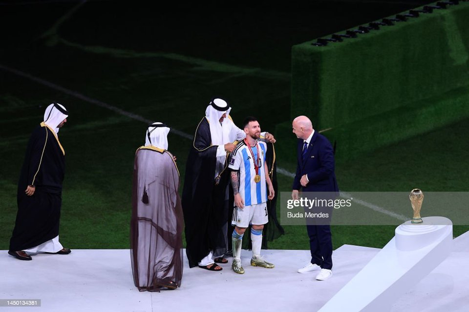 Messi trước khi l&ecirc;n nhận cup v&agrave;ng được Quốc vương Qatar Tamim bin Hamad Al Thani v&agrave; Chủ tịch FIFA Gianni Infantino&nbsp;kho&aacute;c l&ecirc;n vai chiếc &aacute;o cho&agrave;ng bisht m&agrave;u đen để thể hiện l&ograve;ng t&ocirc;n trọng. &Aacute;o bisht thường chỉ d&agrave;nh cho c&aacute;c nh&agrave; l&atilde;nh đạo Hồi gi&aacute;o hay quan chức ch&iacute;nh phủ.