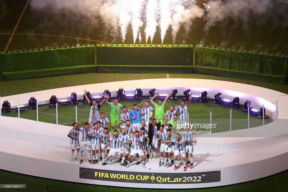 Chiến thắng n&agrave;y gi&uacute;p tuyển Argentina c&oacute; được chức v&ocirc; địch World Cup 2022 sau 36 năm chờ đợi.

Lionel Messi gi&agrave;nh danh hiệu Quả B&oacute;ng V&agrave;ng - Cầu thủ xuất sắc nhất World Cup. Đ&acirc;y l&agrave; lần thứ 2 cầu thủ người Argentina gi&agrave;nh danh hiệu n&agrave;y.

&nbsp;

C&ugrave;ng với Messi, hai người đồng đội kh&aacute;c l&agrave;&nbsp;Emiliano Martinez nhận danh hiệu t&nbsp;hủ m&ocirc;n xuất sắc nhất v&agrave; cầu thủ trẻ xuất sắc nhất thuộc về Enzo Fernandez.





Messi trước khi l&ecirc;n nhận cup v&agrave;ng được Quốc vương Qatar Tamim bin Hamad Al Thani v&agrave; Chủ tịch FIFA Gianni Infantino&nbsp;kho&aacute;c l&ecirc;n vai chiếc &aacute;o cho&agrave;ng bisht m&agrave;u đen để thể hiện l&ograve;ng t&ocirc;n trọng. &Aacute;o bisht thường chỉ d&agrave;nh cho c&aacute;c nh&agrave; l&atilde;nh đạo Hồi gi&aacute;o hay quan chức ch&iacute;nh phủ.


Chiếc cup v&agrave;ng danh gi&aacute; được&nbsp;Quốc vương Qatar Tamim bin Hamad Al Thani v&agrave; Chủ tịch FIFA Gianni Infantino trao cho Messi. Si&ecirc;u sao người Argentina&nbsp;tranh thủ h&ocirc;n l&ecirc;n chiếc cup lần đầu trong sự nghiệp. Đ&acirc;y cũng được coi l&agrave; danh hiệu cao qu&yacute; nhất sự nghiệp một cầu thủ, v&agrave; l&agrave; lần thứ ba thuộc về tuyển Argentina sau năm 1978 v&agrave; 1986.


Messi v&agrave; đồng đội ăn mừng chức v&ocirc; địch sau trận đấu đầy kịch t&iacute;nh với tuyển Ph&aacute;p.


Messi v&agrave; 25 cầu thủ Argentina c&ograve;n lại tại giải đ&atilde; gia nhập nh&oacute;m 445 cầu thủ từng v&ocirc; địch World Cup.


Từ&nbsp;sau World Cup 2022, đ&atilde; c&oacute; 471 cầu thủ đ&atilde; đoạt danh hiệu n&agrave;y, trong đ&oacute; 159 người đ&atilde; qua đời.&nbsp;


M&agrave;n ăn mừng đầy cảm x&uacute;c của Messi khi lần đầu ti&ecirc;u v&ocirc; địch World Cup - danh hiệu c&ograve;n thiếu duy nhất trong sự nghiệp. Cầu thủ thuộc bi&ecirc;n chế PSG&nbsp;đ&atilde; ghi 98 b&agrave;n cho tuyển Argentina, v&agrave; 793 b&agrave;n trong sự nghiệp cầu thủ.&nbsp;


Messi lập kỷ lục chơi 25 trận tại World Cup, vượt qua th&agrave;nh t&iacute;ch của Lothar Matthaus. Cầu thủ 35 tuổi c&oacute; 13 b&agrave;n tại World Cup, chỉ sau Miroslav Klose 16 b&agrave;n, Ronaldo 15 v&agrave; Gerd Muller 14.


Di Maria cũng ăn mừng chiến thắng sau trận đấu ấn tượng khi mang về 1 quả phạt đền 11m v&agrave; b&agrave;n thắng nh&acirc;n đ&ocirc;i c&aacute;ch biệt.


D&ugrave; kh&ocirc;ng c&oacute; t&ecirc;n trong danh s&aacute;ch dự World Cup 2022, Sergio Aguero cũng được HLV Scaloni mời đến dự kh&aacute;n chung kết rồi xuống s&acirc;n c&ugrave;ng đồng đội n&acirc;ng cup v&agrave;ng. Ngo&agrave;i Aguero c&ograve;n c&oacute;&nbsp; Giovani Lo Celso, Nico Gonzalez v&agrave; Joaquin Correa.





Lionel Scaloni đi v&agrave;o lịch sử khi l&agrave; HLV&nbsp;trẻ nhất giải ở tuổi 44 v&ocirc; địch World Cup. Scaloni cũng l&agrave; HLV thứ ba v&ocirc; địch World Cup c&ugrave;ng tuyển Argentina, sau Cesar Luis Menotti năm 1978 v&agrave; Carlos Bilardo 1986.


Cầu thủ Argentina cắt lưới khung th&agrave;nh ăn mừng chiến thắng v&agrave; lưu lại kỷ niệm đ&aacute;ng nhớ trong sự nghiệp cầu thủ.