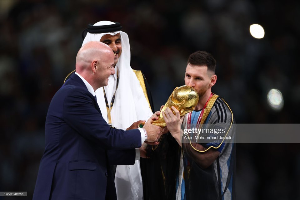 Chiếc cup v&agrave;ng danh gi&aacute; được&nbsp;Quốc vương Qatar Tamim bin Hamad Al Thani v&agrave; Chủ tịch FIFA Gianni Infantino trao cho Messi. Si&ecirc;u sao người Argentina&nbsp;tranh thủ h&ocirc;n l&ecirc;n chiếc cup lần đầu trong sự nghiệp. Đ&acirc;y cũng được coi l&agrave; danh hiệu cao qu&yacute; nhất sự nghiệp một cầu thủ, v&agrave; l&agrave; lần thứ ba thuộc về tuyển Argentina sau năm 1978 v&agrave; 1986.