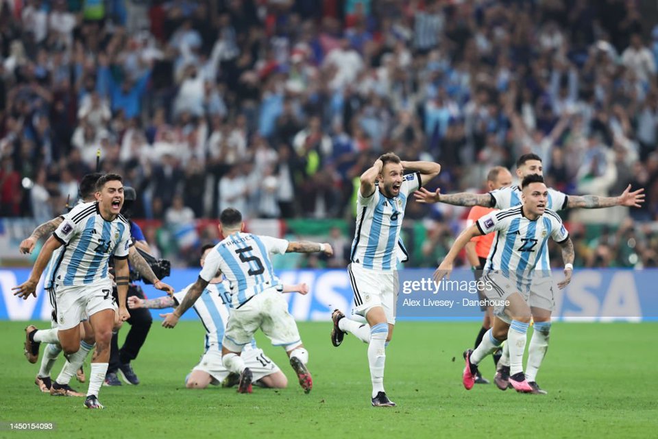 Cầm ho&agrave; nhau với tỷ số 3-3 sau hơn 120 ph&uacute;t thi đấu ở trận chung kết World Cup 2022, tuyển Argentina v&agrave; tuyển Ph&aacute;p ph&acirc;n định thắng thua bằng những quả phạt đền 11m. Messi v&agrave; đồng đội đ&atilde; thể hiện bản lĩnh để đ&aacute;nh bại đối thủ với tỷ số 4-2.
