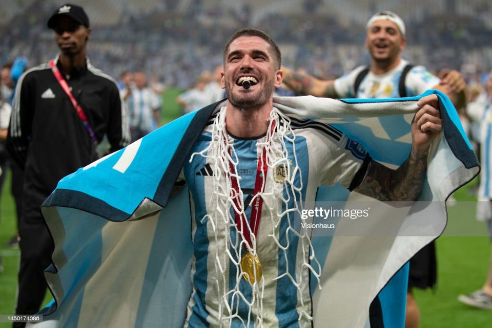 Cầu thủ Argentina cắt lưới khung th&agrave;nh ăn mừng chiến thắng v&agrave; lưu lại kỷ niệm đ&aacute;ng nhớ trong sự nghiệp cầu thủ.