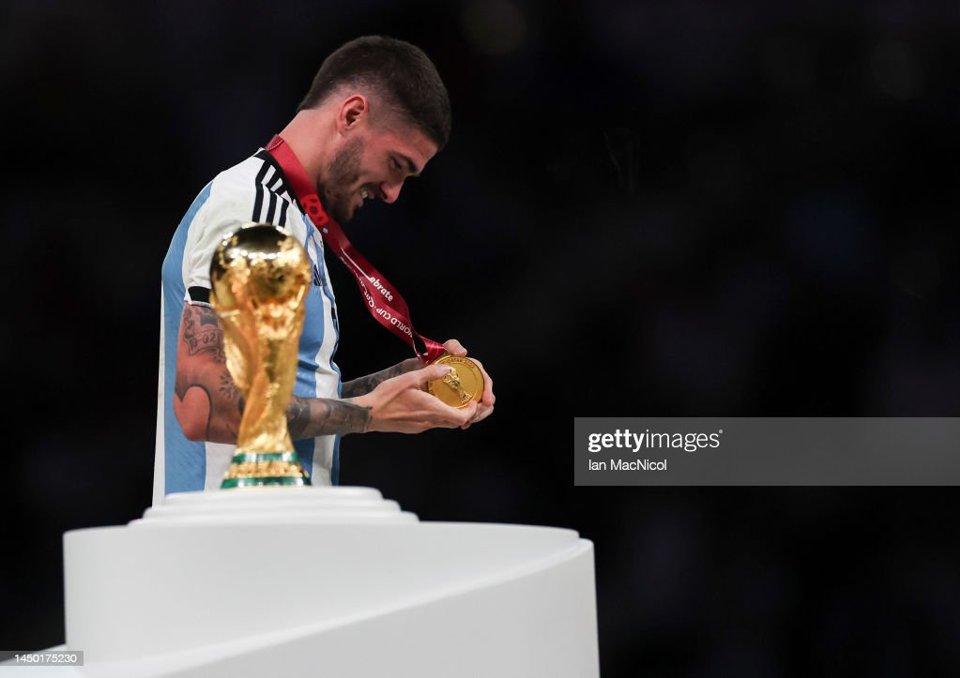 Khoảnh khắc cảm xúc của Messi khi lần đầu vô địch World Cup - Ảnh 1