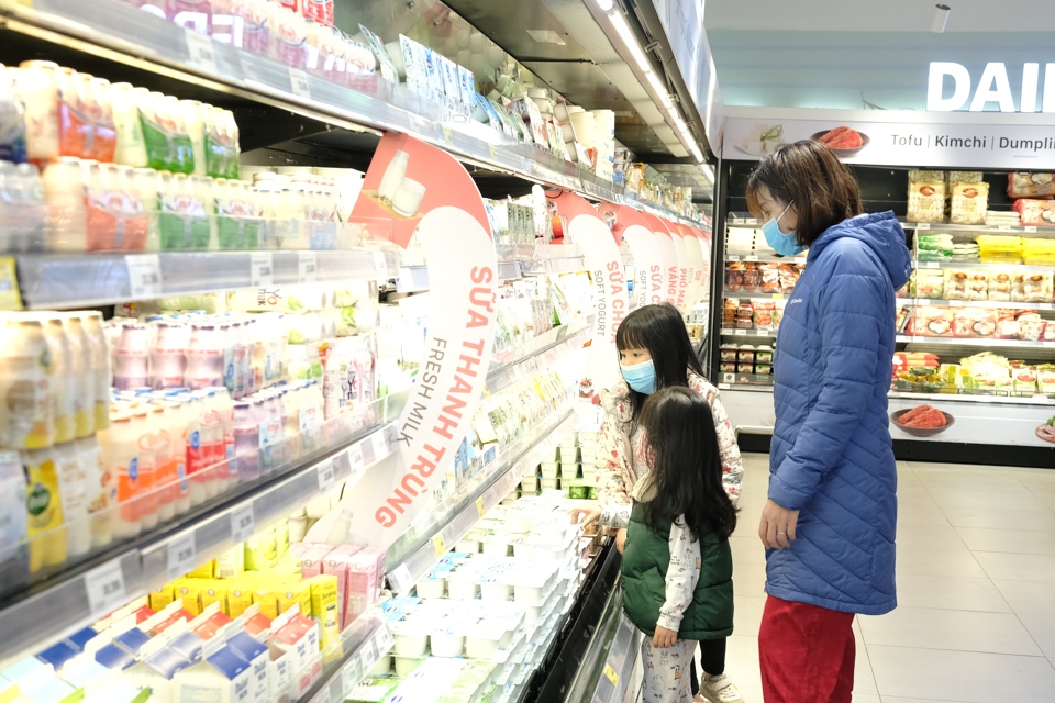 Người dân chọn mua hàng Việt tại siêu thị ở Hà Nội. Ảnh: Công Hùng