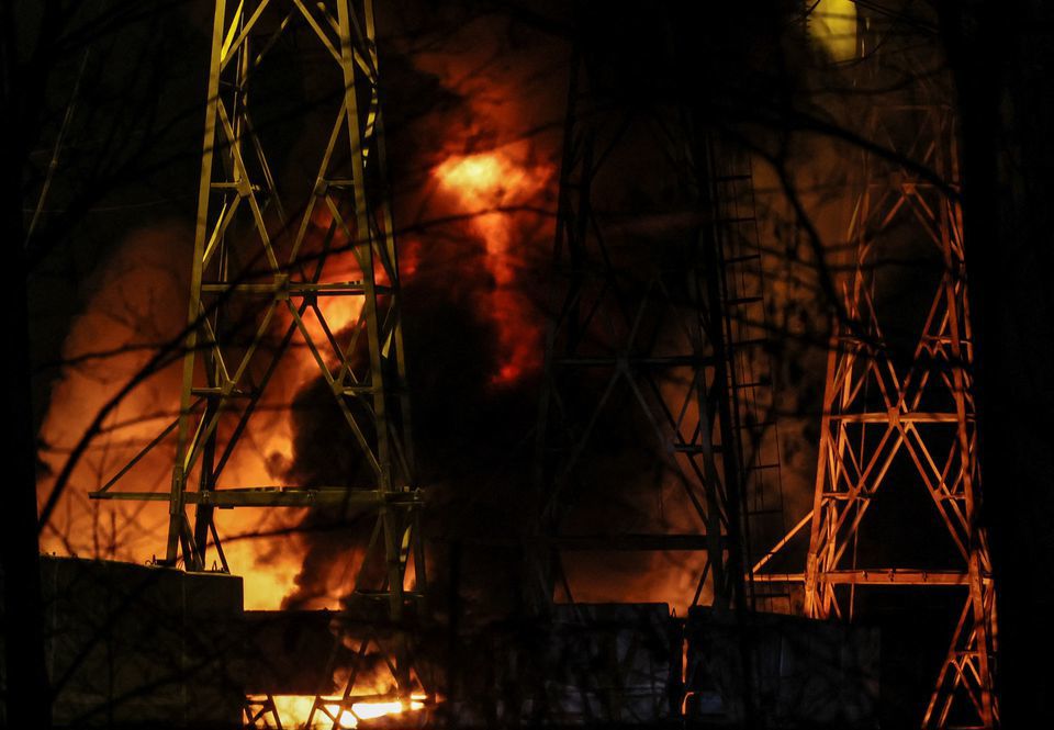 Một cơ sở hạ tầng điện tại Ukraine bốc ch&aacute;y sau cuộc tấn c&ocirc;ng bằng m&aacute;y bay kh&ocirc;ng người l&aacute;i của Nga ng&agrave;y 19/12. Ảnh: Reuters