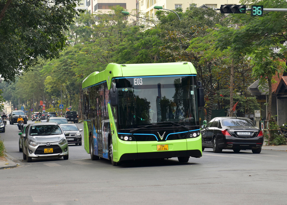 Xe buýt điện hoạt động trên đường phố Hà Nội. Ảnh: Phạm Hùng