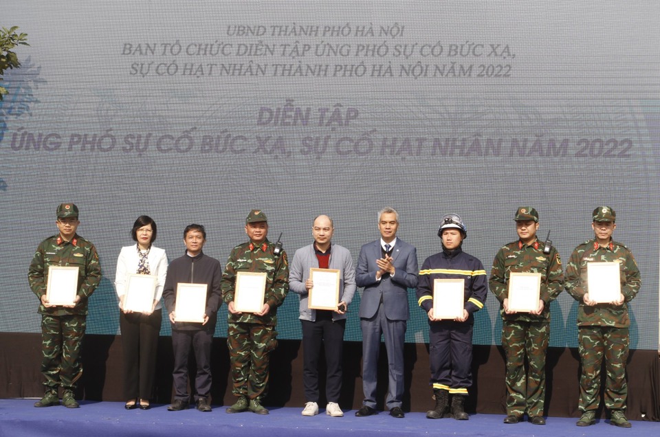 Ban Tổ chức trao giấy chứng nhận cho c&aacute;c lực lượng tham gia buổi diễn tập