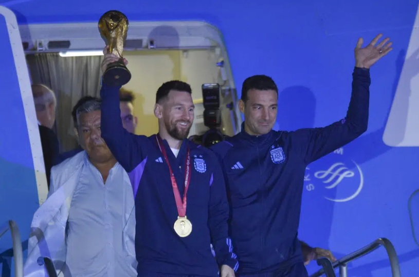 Lionel Messi dẫn đầu đo&agrave;n đội tuyển quốc gia xuống m&aacute;y bay. Ảnh: AP