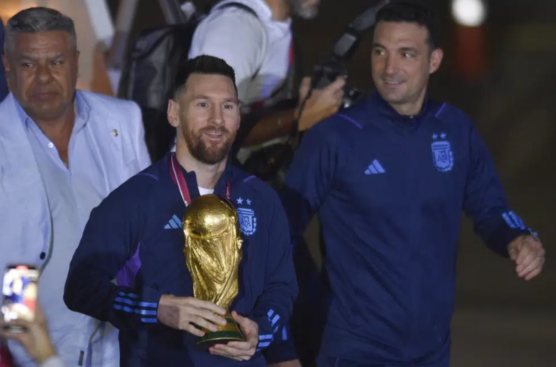 Tr&ecirc;n tay cầu thủ Messi l&agrave; chiếc c&uacute;p v&ocirc; địch World Cup. Ảnh: AP