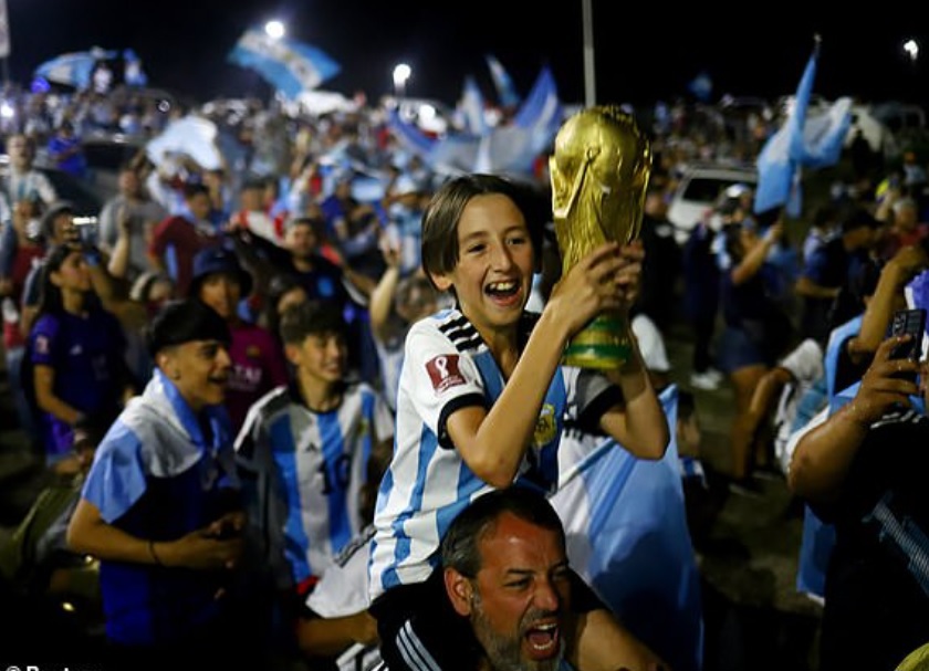 C&aacute;c fan h&acirc;m mộ tập trung tại trụ sở li&ecirc;n đo&agrave;n b&oacute;ng đ&aacute; Argentina từ đ&ecirc;m 19/12. Ảnh: Reuters