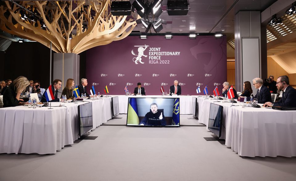 Tổng thống Volodymyr Zelensky họp trực tuyến với Thủ tướng Latvia Krisjanis Karins, Thủ tướng Anh Rishi Sunak v&agrave; những người tham gia cuộc họp Lực lượng Viễn chinh Hiệp đồng (JEF) diễn ra tại Latvia h&ocirc;m 19/12. Ảnh: Reuters