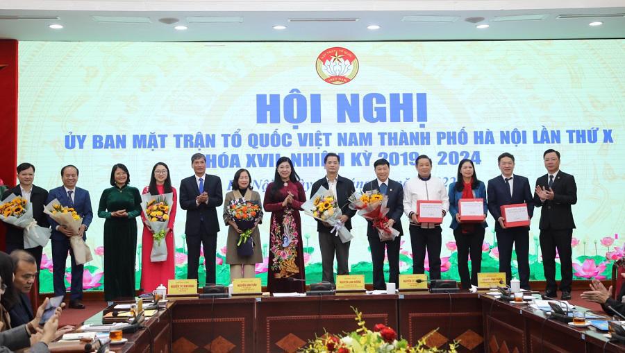 Ban Thường trực Ủy ban MTTQ Việt Nam TP Hà Nội tặng hoa chúc mừng các đồng chí vừa được bổ sung.