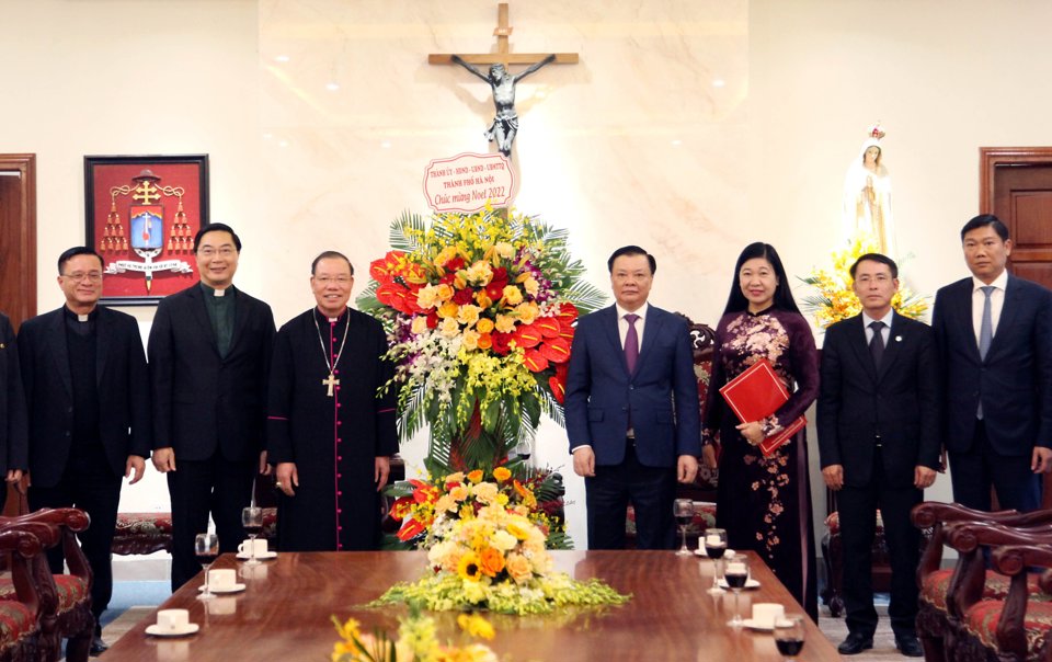 Bí thư Thành ủy Đinh Tiến Dũng tặng hoa chúc mừng Tòa Tổng Giám mục Hà Nội nhân dịp lễ Giáng sinh 2022. Ảnh: Thanh Hải