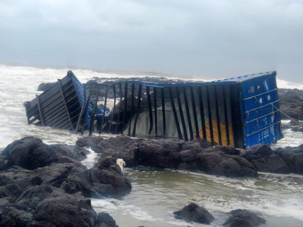 Gặp sóng to, 10 container hàng hóa bị rơi xuống biển - Ảnh 1