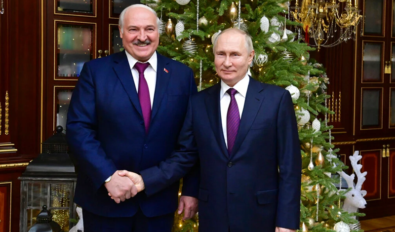 Tổng thống Belarus Alexander Lukashenko v&agrave; người đồng cấp Nga Vladimir Putin vừa c&oacute; cuộc hội đ&agrave;m tại Minsk h&ocirc;m 19/12. Ảnh: AP