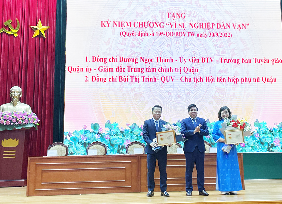 2 c&aacute; nh&acirc;n được tặng Kỷ niệm chương &ldquo;V&igrave; sự nghiệp d&acirc;n vận&rdquo;.